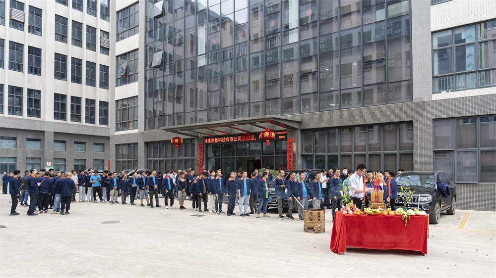 "Sengtor starts work, offers sacrifices, and prays for blessings." "Sengtor starts work, offers sacrifices, and prays for blessings."